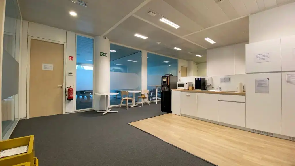 Instapklaar kantoorgelijkvloers te huur in Blue Towers in Gent foto 7