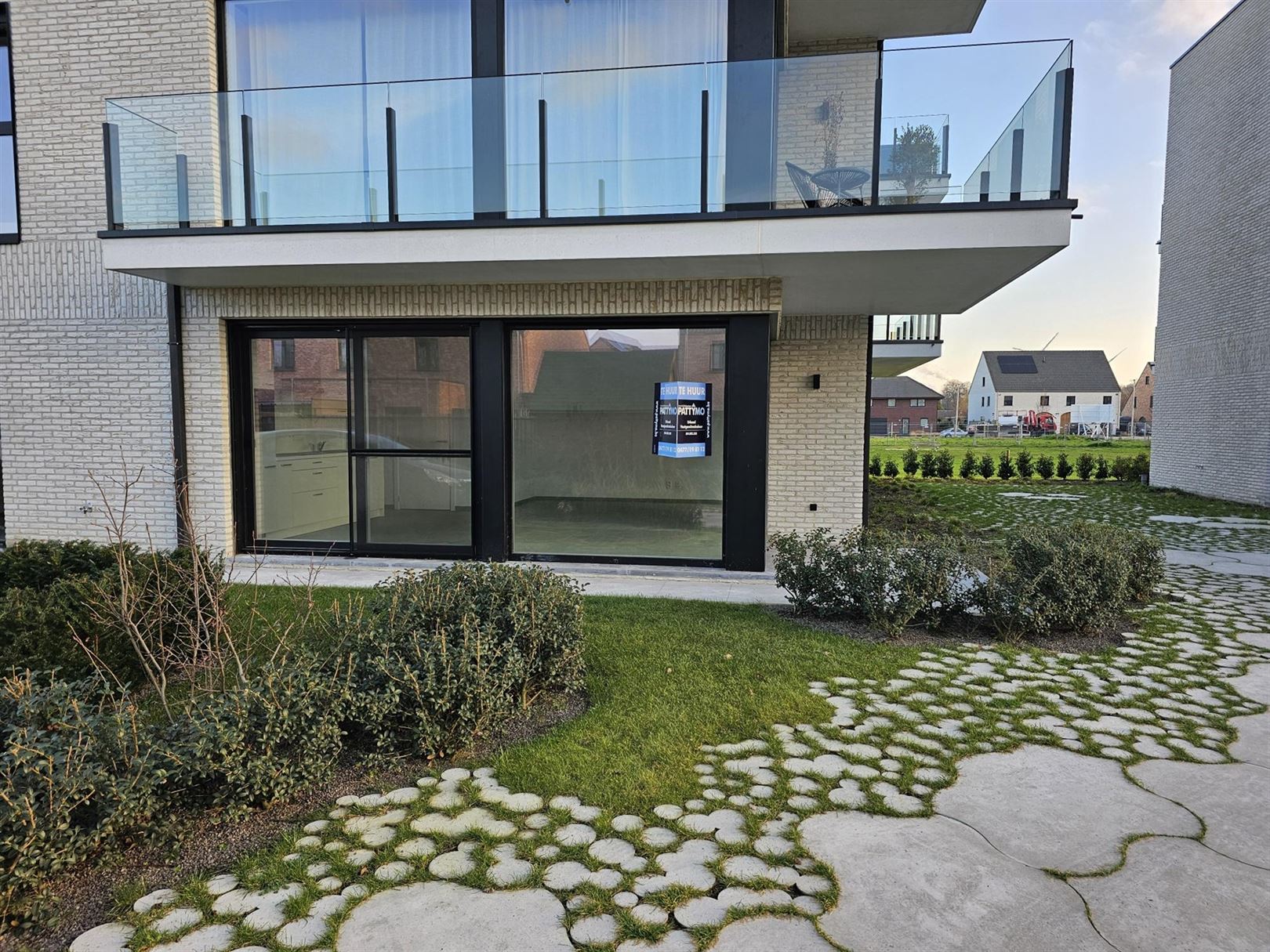 Rustig gelegen nieuwbouwappartement met één slaapkamer en ruime garage. foto 2