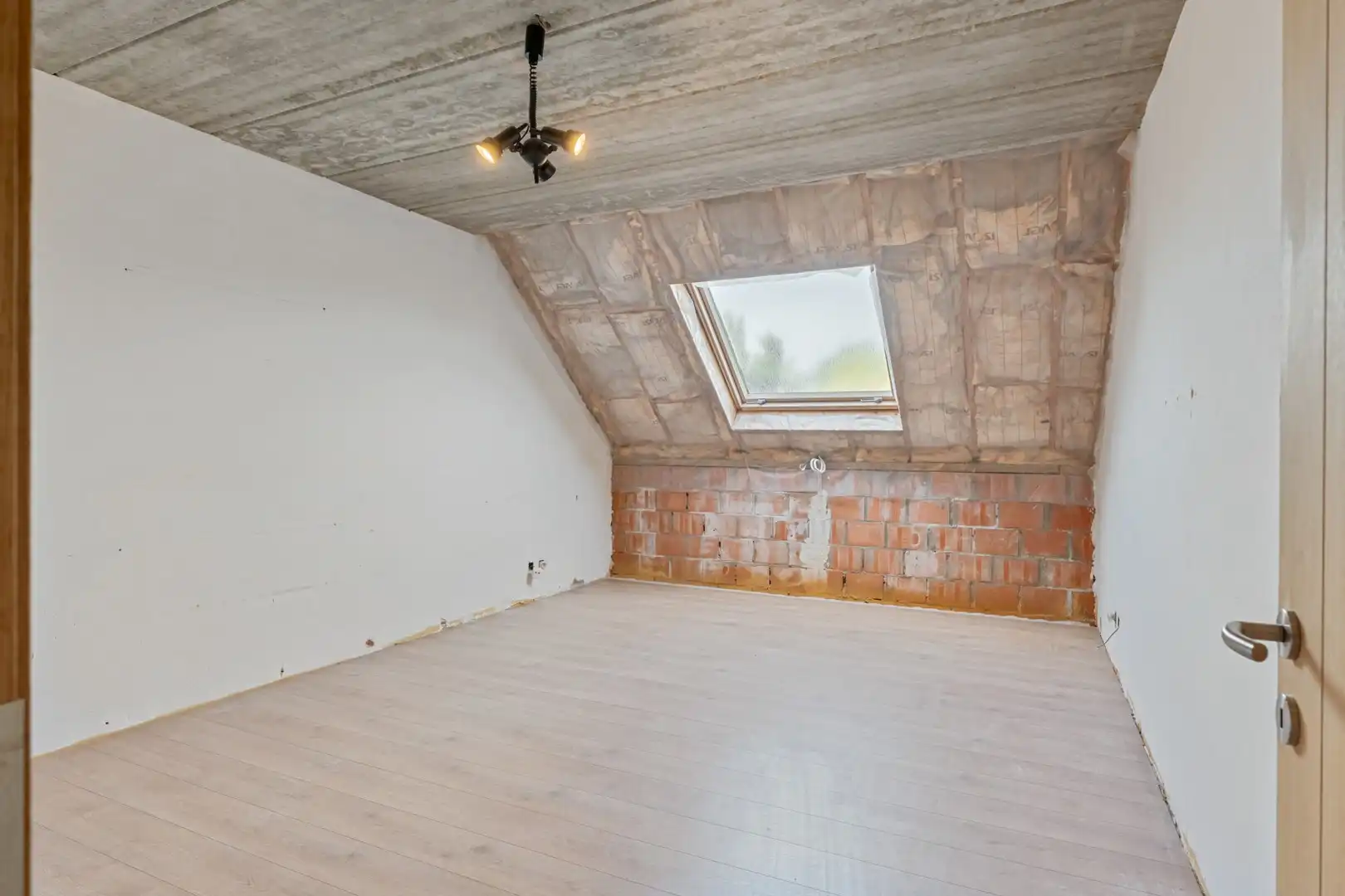 Ruime woning met 4 slaapkamers en grote tuin in Kuringen foto 25