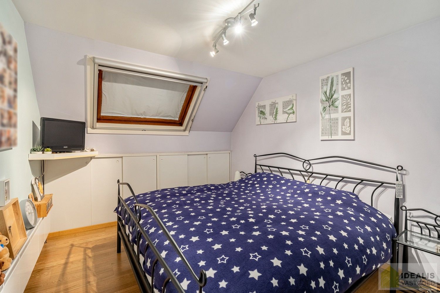 IDEALIS VASTGOED - Aangenaam instapklaar duplexappartement met winkelruimte/werkatelier te Opitter, Bree. Dit ruime duplexappartement omvat +-140 m² netto bewoonbare oppervlakte. Dit multifunctionele pand biedt tal van mogelijkheden dankzij de winkelruimte/het werkatelier van maar liefst +-200m² die vroeger dienst deed als slagerij. Uiterst geschikt voor kandidaten op zoek naar een instapklare woonruimte mét handelsruimte op een gunstige locatie midden in hartje Opitter, Bree! Mogelijkheid wijziging tot ééngezinswoning mits het verkrijgen van een omgevingsvergunning. foto 21