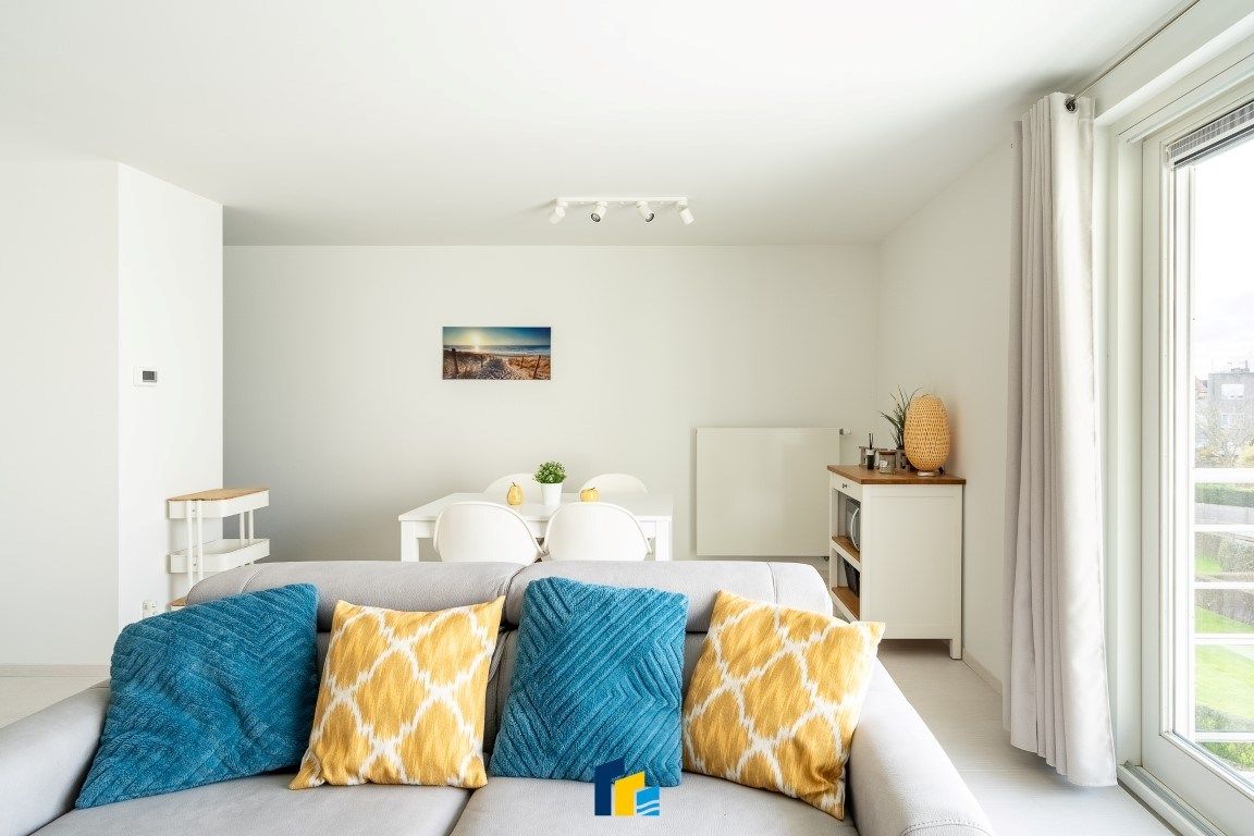 Stijlvolle studio met balkon in rustige setting foto 2