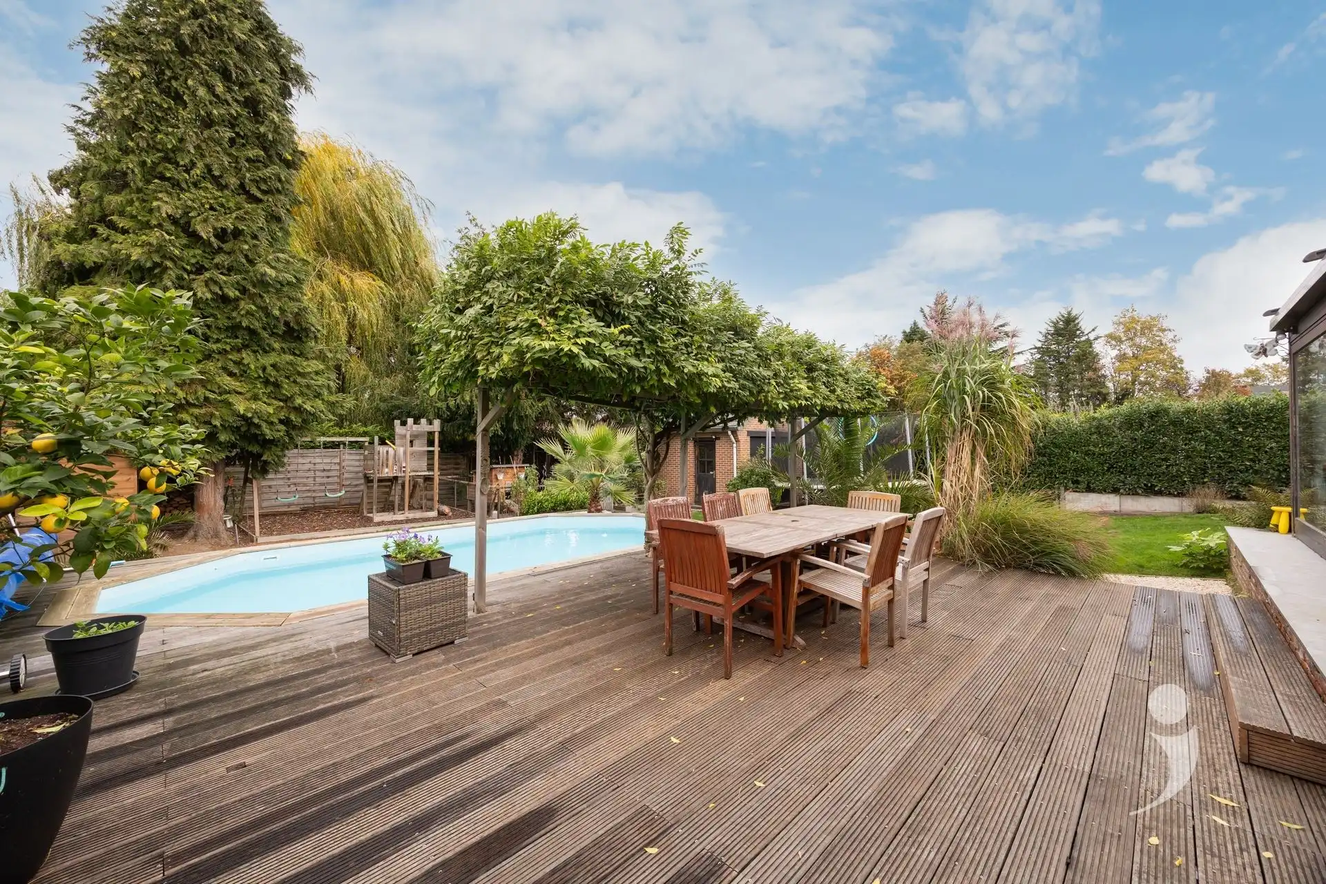 Gerenoveerde bungalow met zwembad in een rustige woonwijk foto 26