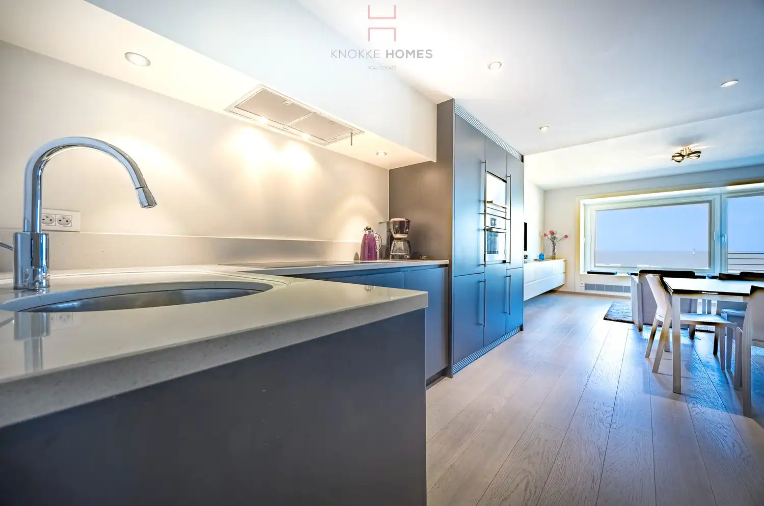 Instapklaar appartement met frontaal zeezicht gelegen nabij het Driehoeksplein foto 8