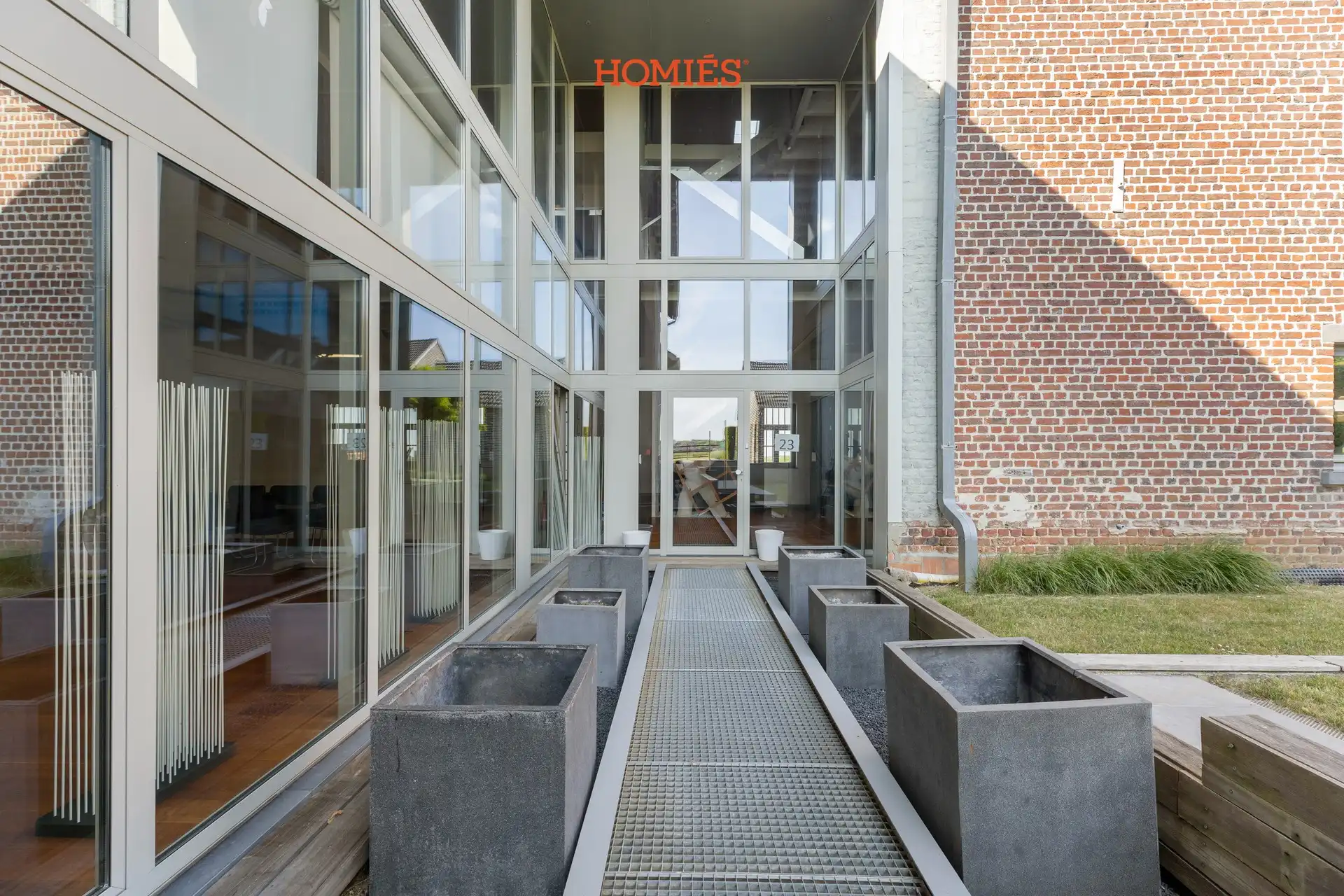 Prachtige villa & kantoorgebouw in groene omgeving foto 18