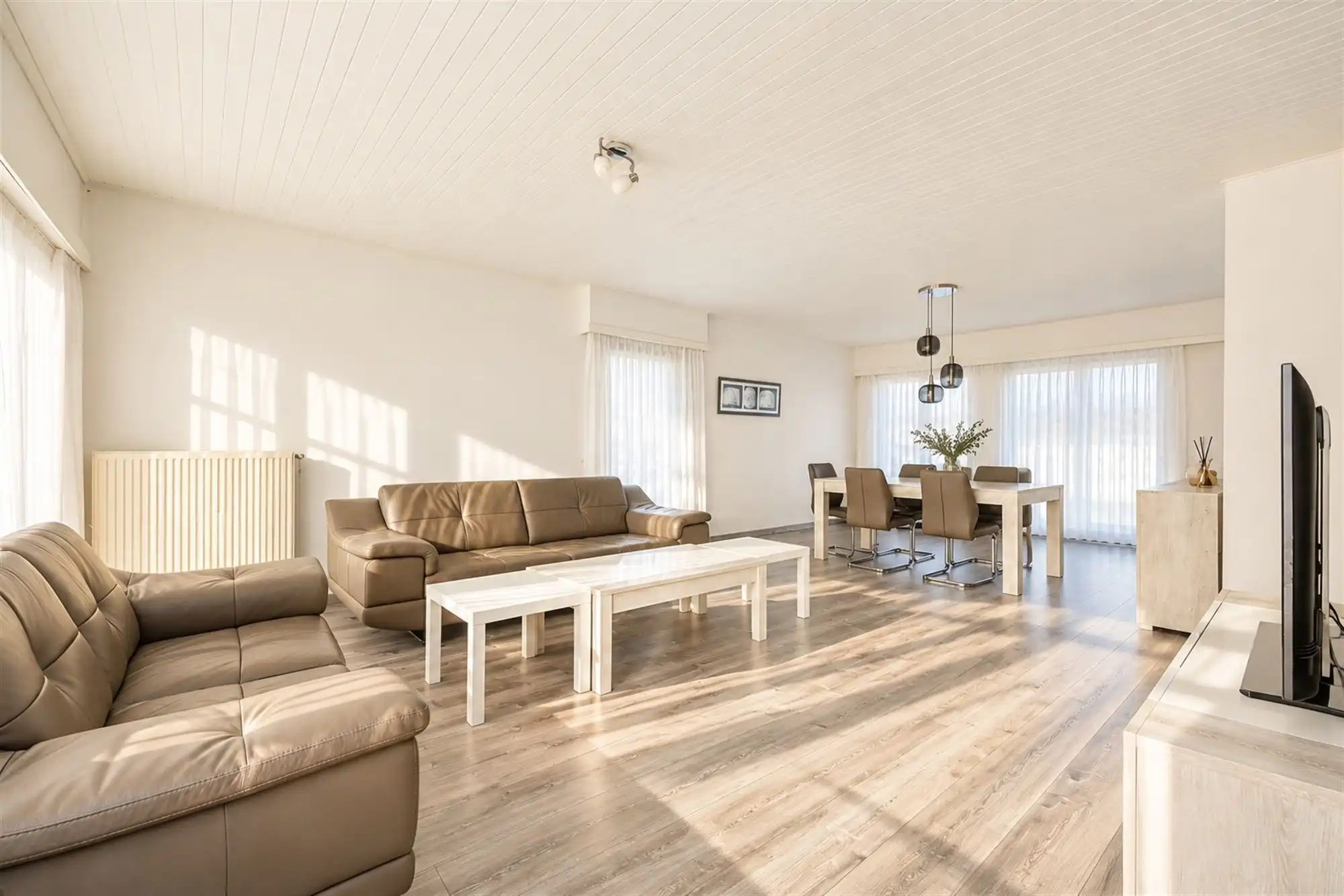Ruime gelijkvloerse villa met garage en grote tuin foto 6