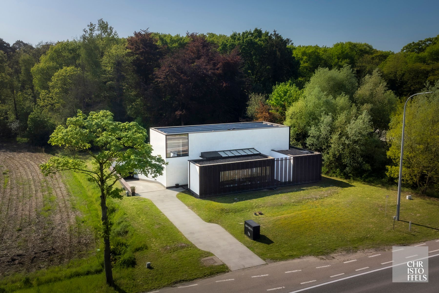 Multifunctioneel gebouw met 2 wooneenheden, kantoor en showroom op een perceel van 2.074 m²! foto {{pictureIndex}}