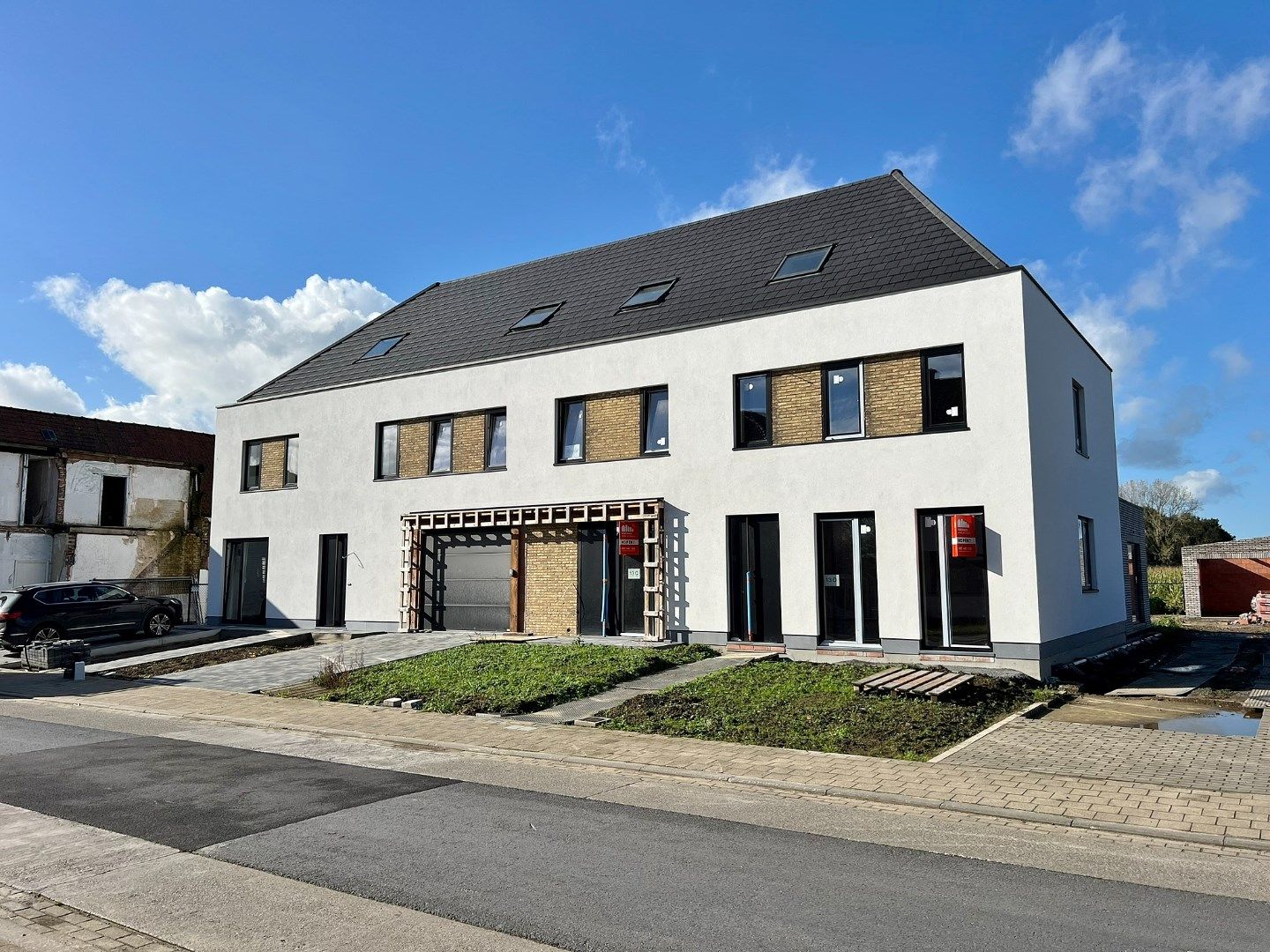 Vernieuwbouw met garage en tuin met open landelijk zicht.  foto {{pictureIndex}}