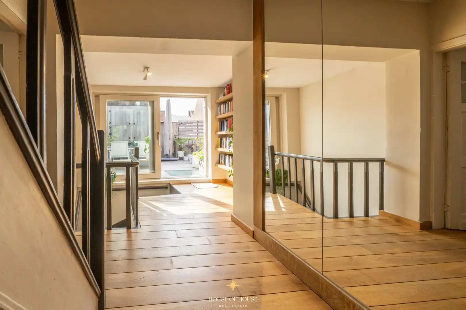Charmante hoekwoning met praktijkruimte & dakterras in het hart van Brugge. foto 18