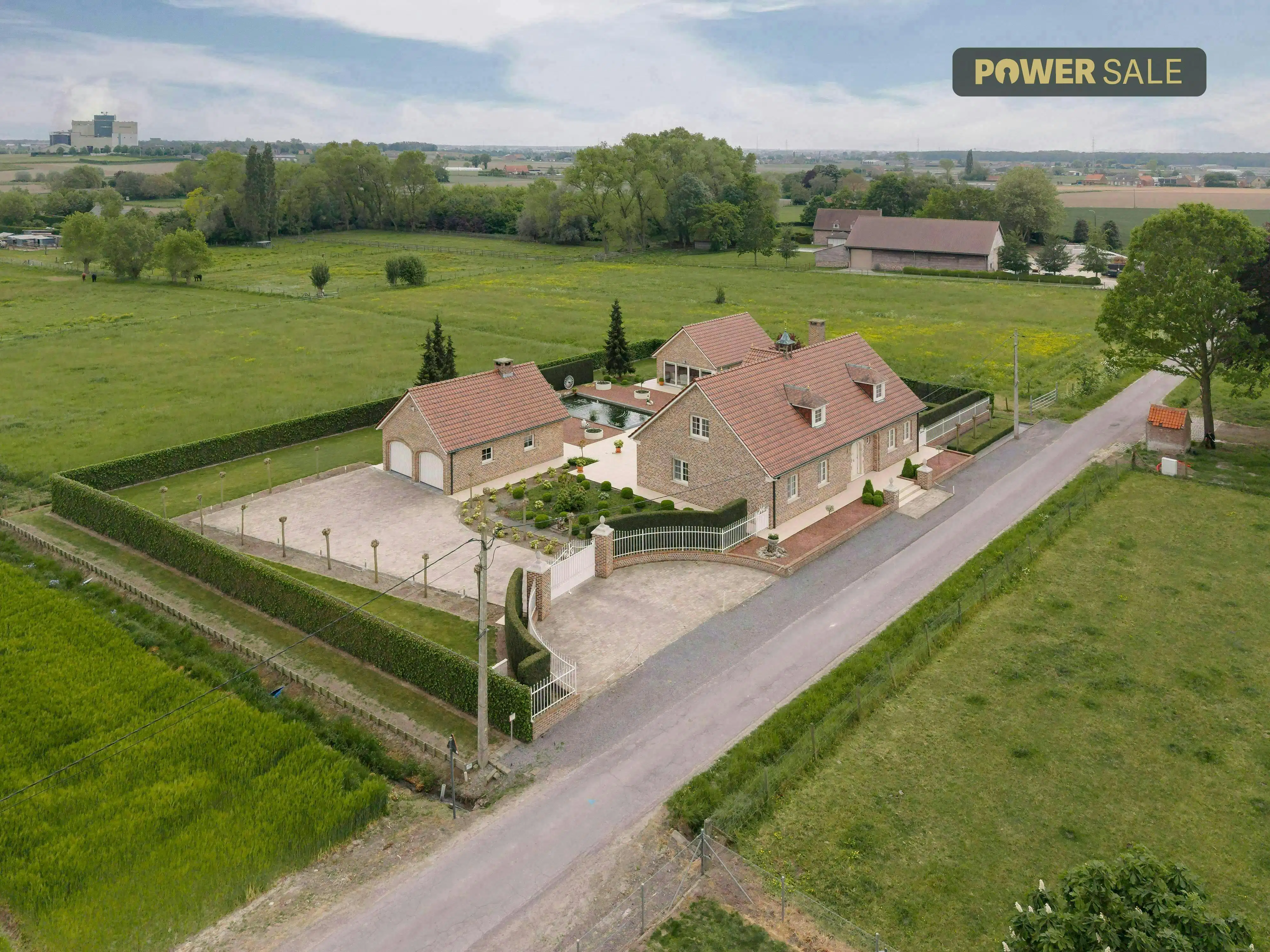Landelijke villa met bijgebouwen op rustige, groene ligging foto {{pictureIndex}}