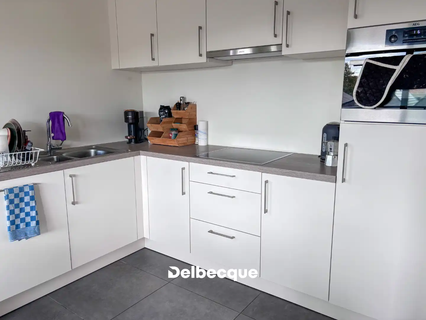 Lichtrijk dakappartement met 2 slaapkamers te Sint-Michiels. foto 4