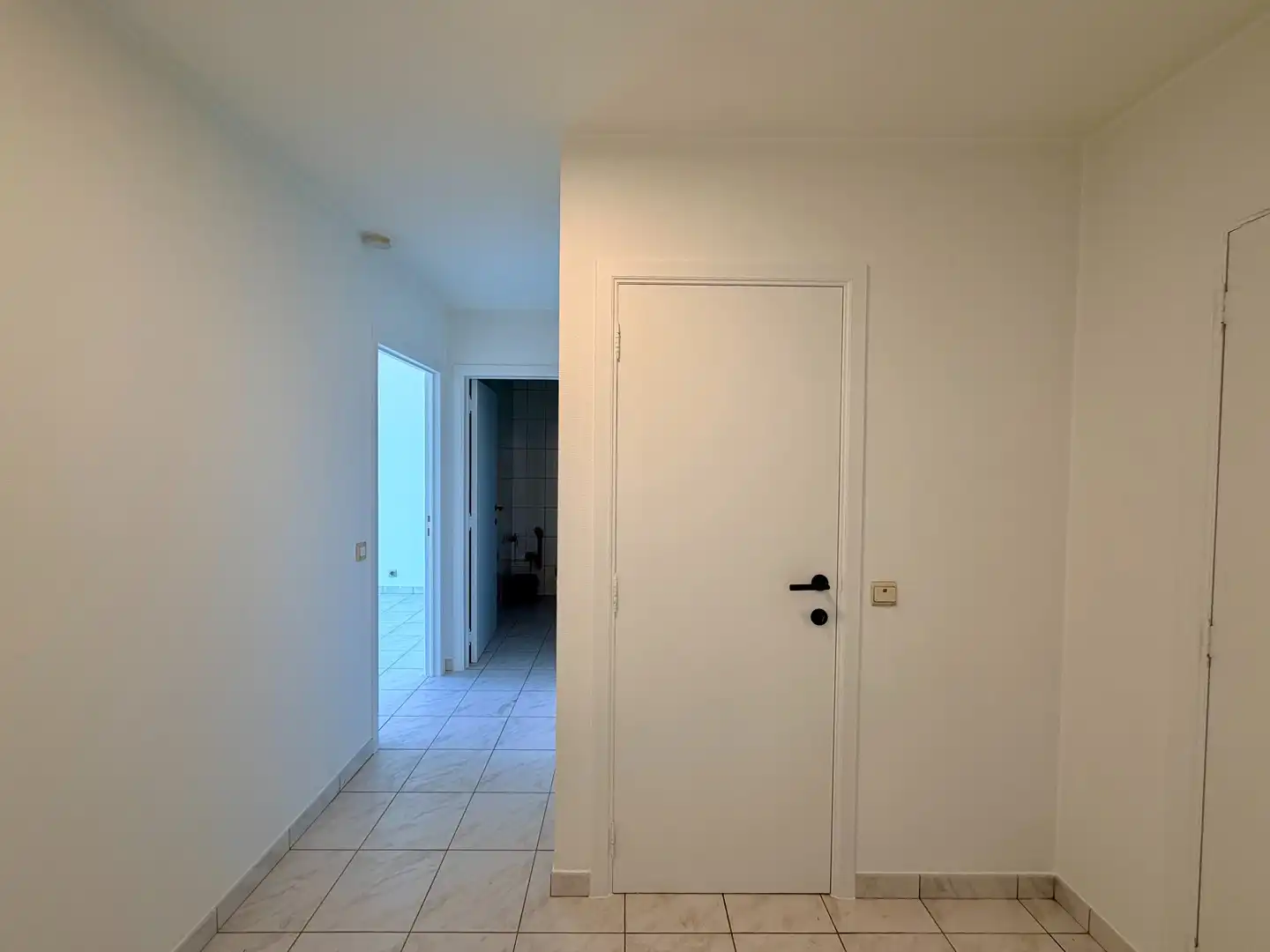 Instapklaar & centraal gelegen appartement met balkon te Roeselare! foto 4