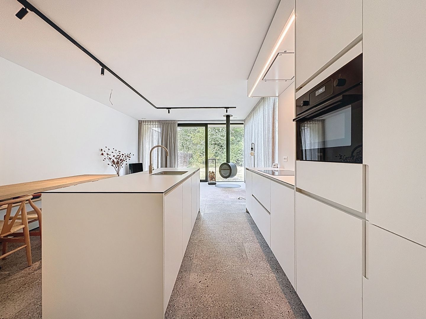 Moderne nieuwbouwwoning te Sint-Idesbald. foto {{pictureIndex}}