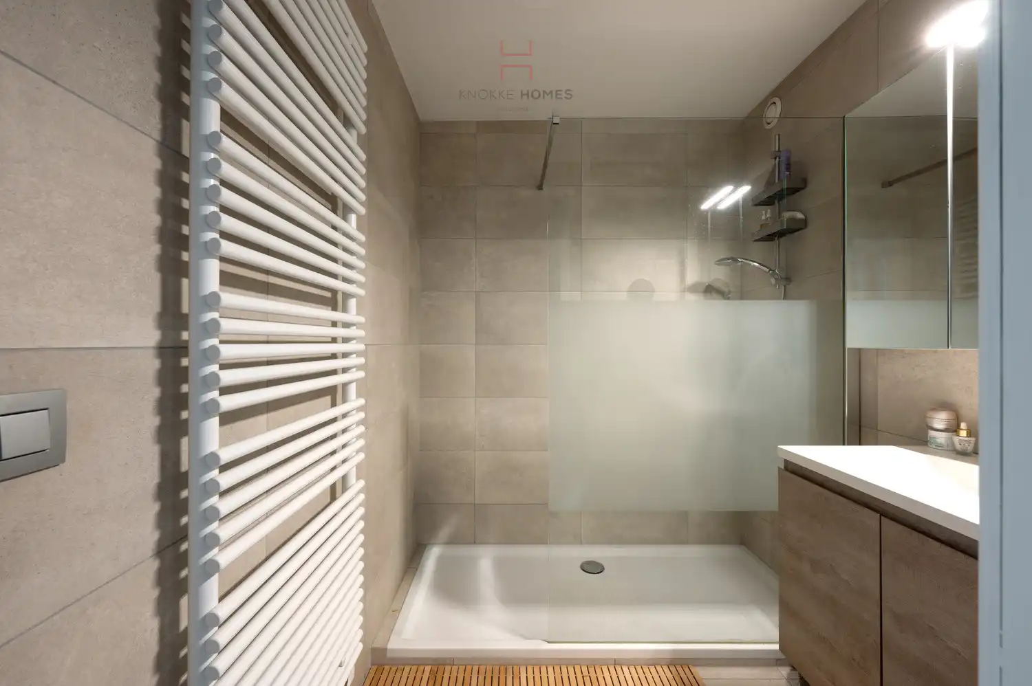 Instapklaar vernieuwd vakantie-appartement met Zuidgericht terras en open zicht in Duinbergen foto 6