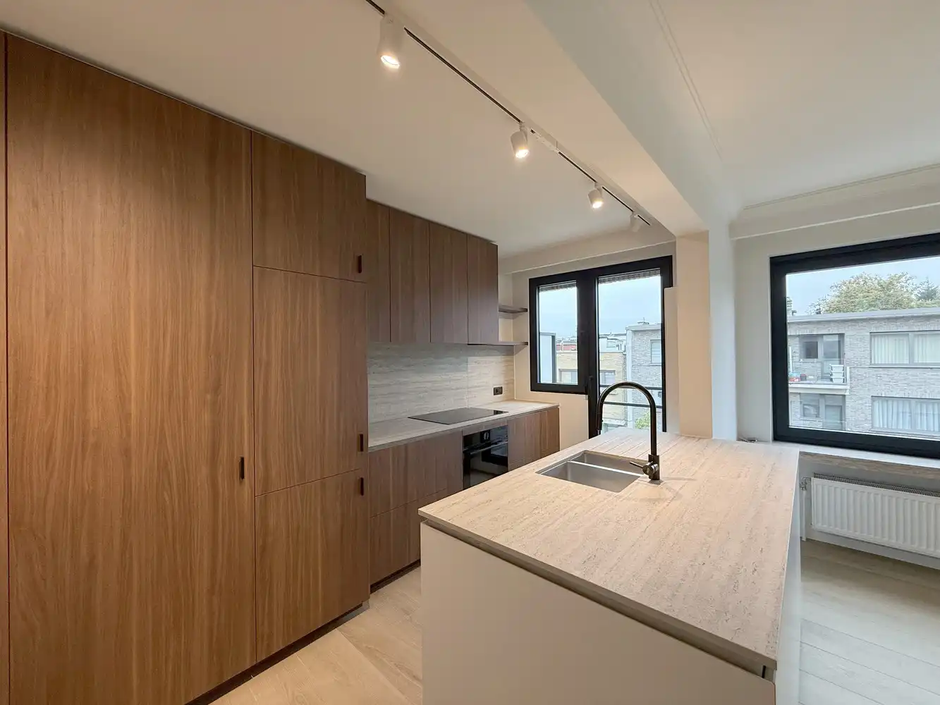 Instapklaar en volledig vernieuwd: uw nieuwe thuis in Berchem foto 3