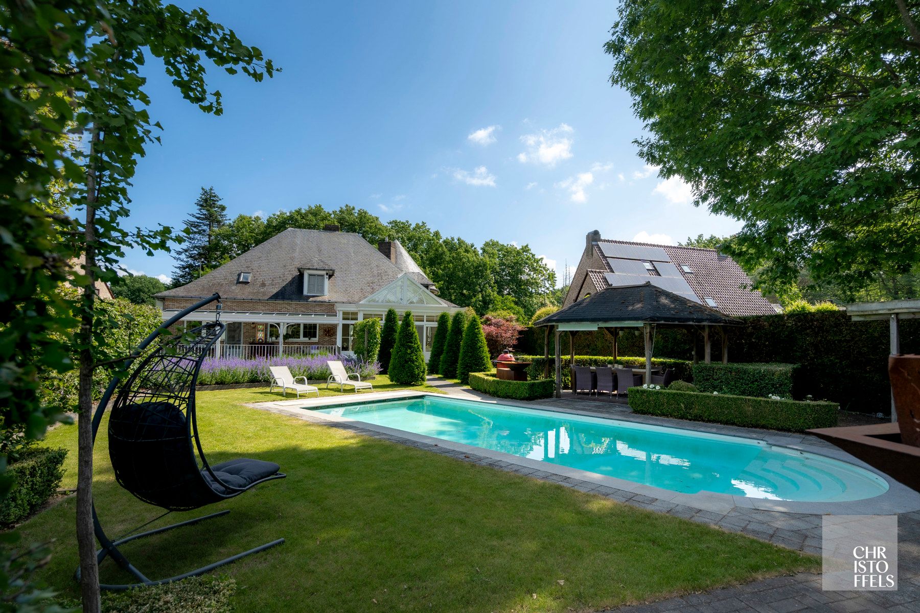 Karakteristieke villa met praktijkruimte en buitenzwembad op zuidgericht perceel van 1.565 m² foto 2