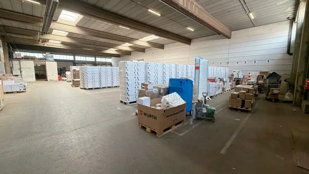 Magazijn met loskades en kantoren te huur vlakbij de haven van Antwerpen foto 8