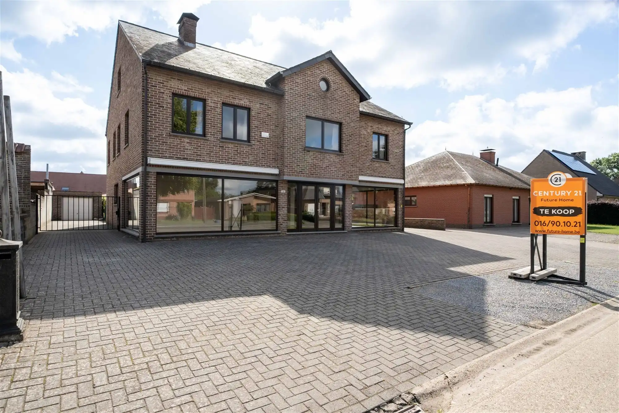 Handelspand met appartement te koop in Westerlo!! foto {{pictureIndex}}