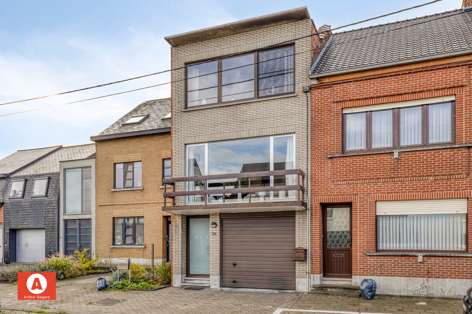 Ruime woning met zuidgerichte tuin en achteruitweg foto {{pictureIndex}}