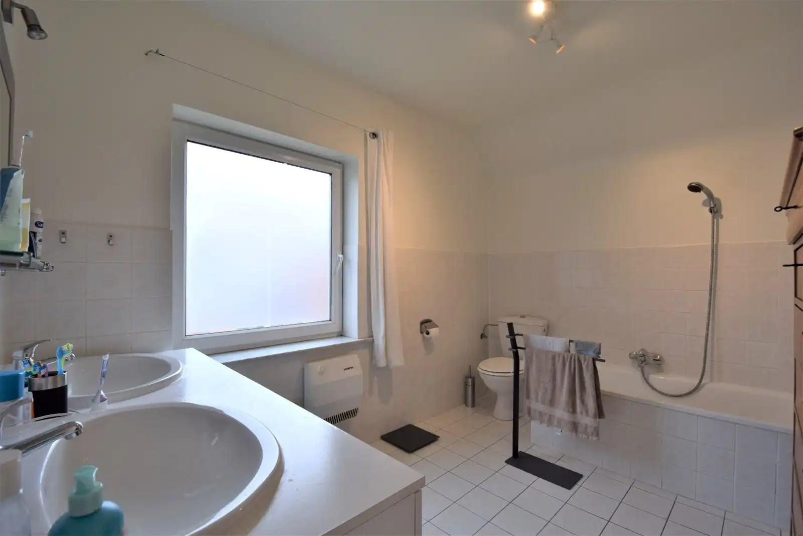 Hoekwoning met drie slaapkamers, tuin en garage foto 11
