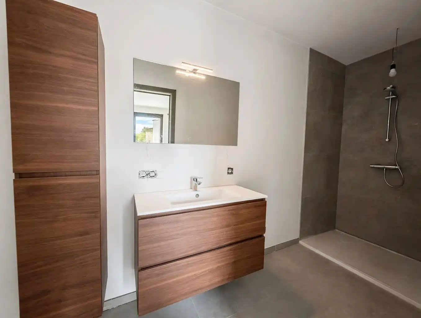 Gelijkvloers, energiezuinig BEN-appartement met 1 slaapkamer, ruim zuidgericht terras, private tuin en ondergrondse autostaanplaats in hartje Maaseik. foto 11