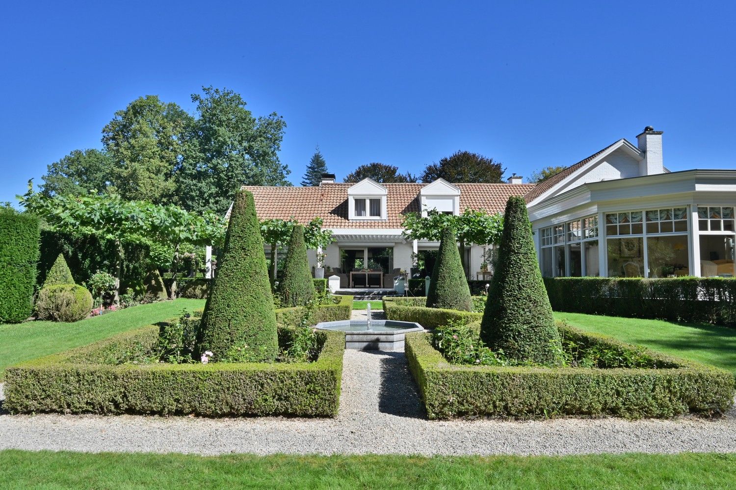 Exclusief afgewerkte villa met parktuin en zwembad, rustig gelegen in villawijk aan bosrand Hoge Kempen foto 26