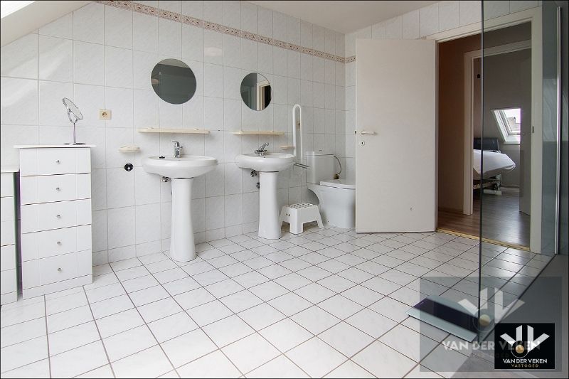 INSTAPKLARE GEZINSWONING IN KINDVRIENDELIJKE BUURT foto 20
