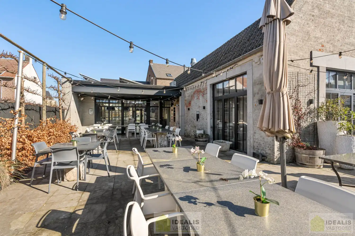 IDEALIS VASTGOED - “Het Brouwershof”, een prachtig pand met een rijke geschiedenis gelegen op het Itterplein op een unieke locatie!! Dit handelspand, een voormalige brasserie, omvat maar liefst ca.420m² bruikbare oppervlakte en is momenteel ingericht als horecazaak met een ruime brasserie met knappe bar, aansluitend volledig uitgeruste keuken, stijlvol ingerichte sigarenkamer, achterliggend een grote feestzaal,  en een ruim afgesloten terras met overdekte lounge. Daarnaast wordt ook het gerenoveerde duplex appartement, gelegen op de 1ste en 2de verdieping van maar liefst ca.155m² bewoonbare oppervlakte en voorzien van een ruime woonkamer met aansluitend keuken, badkamer voorzien van bad en douche, 3 slaapkamers en ruim dakterras aangeboden. Uiterst geschikt voor kandidaten op zoek naar een handelspand met woonst op een toplocatie midden in hartje Opitter, Bree! foto 23