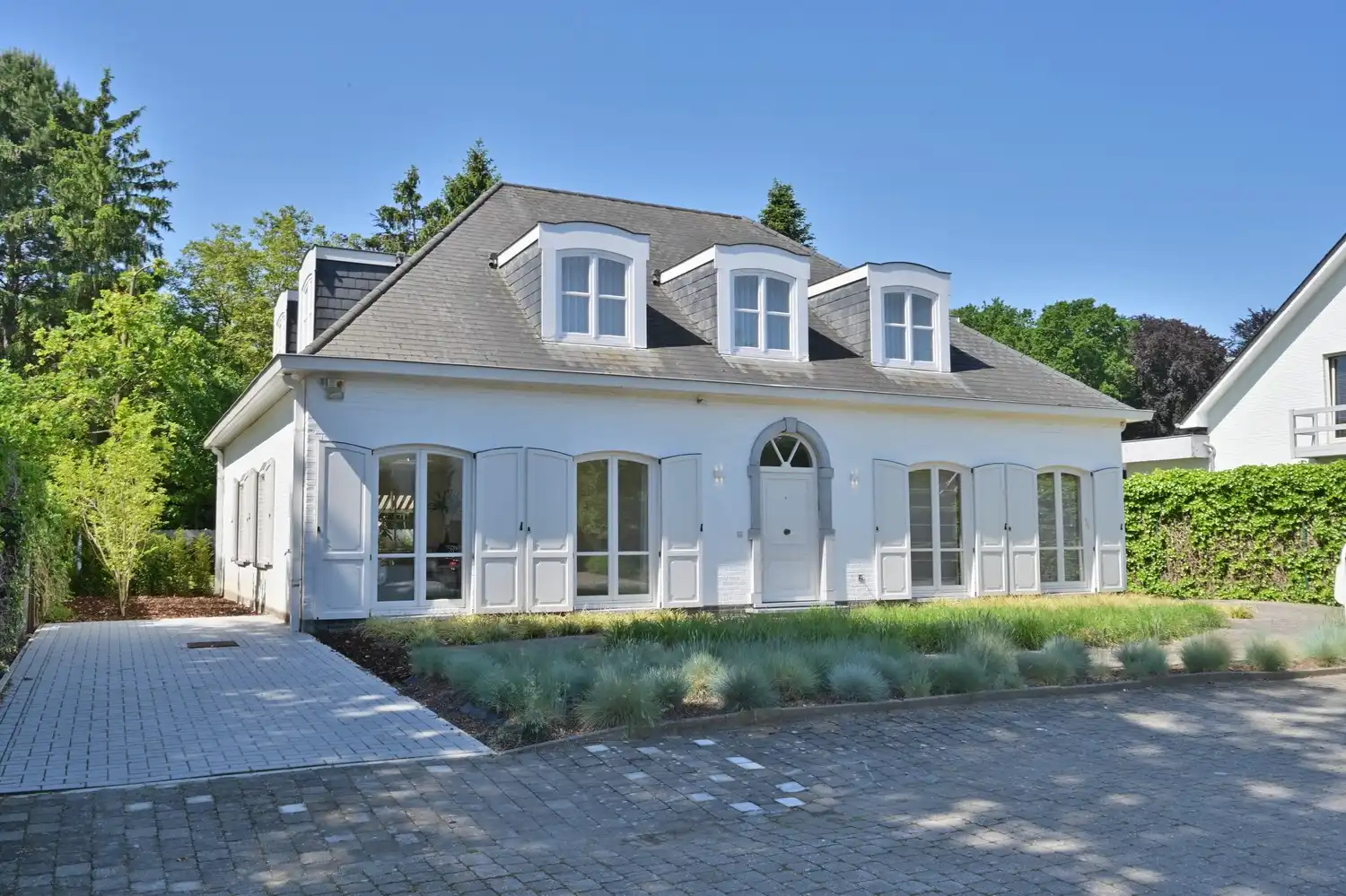 Exclusieve, gerenoveerde villa op toplocatie in residentieel Neerharen foto {{pictureIndex}}