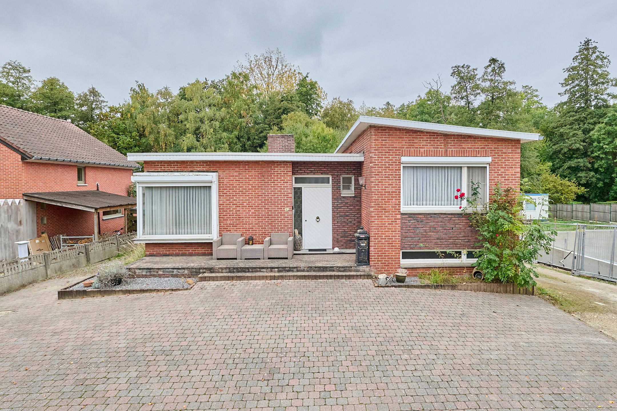 Hoofdfoto van de publicatie: RUSTIG GELEGEN TE RENOVEREN WONING OP 10A 07CA NABIJ CENTRUM