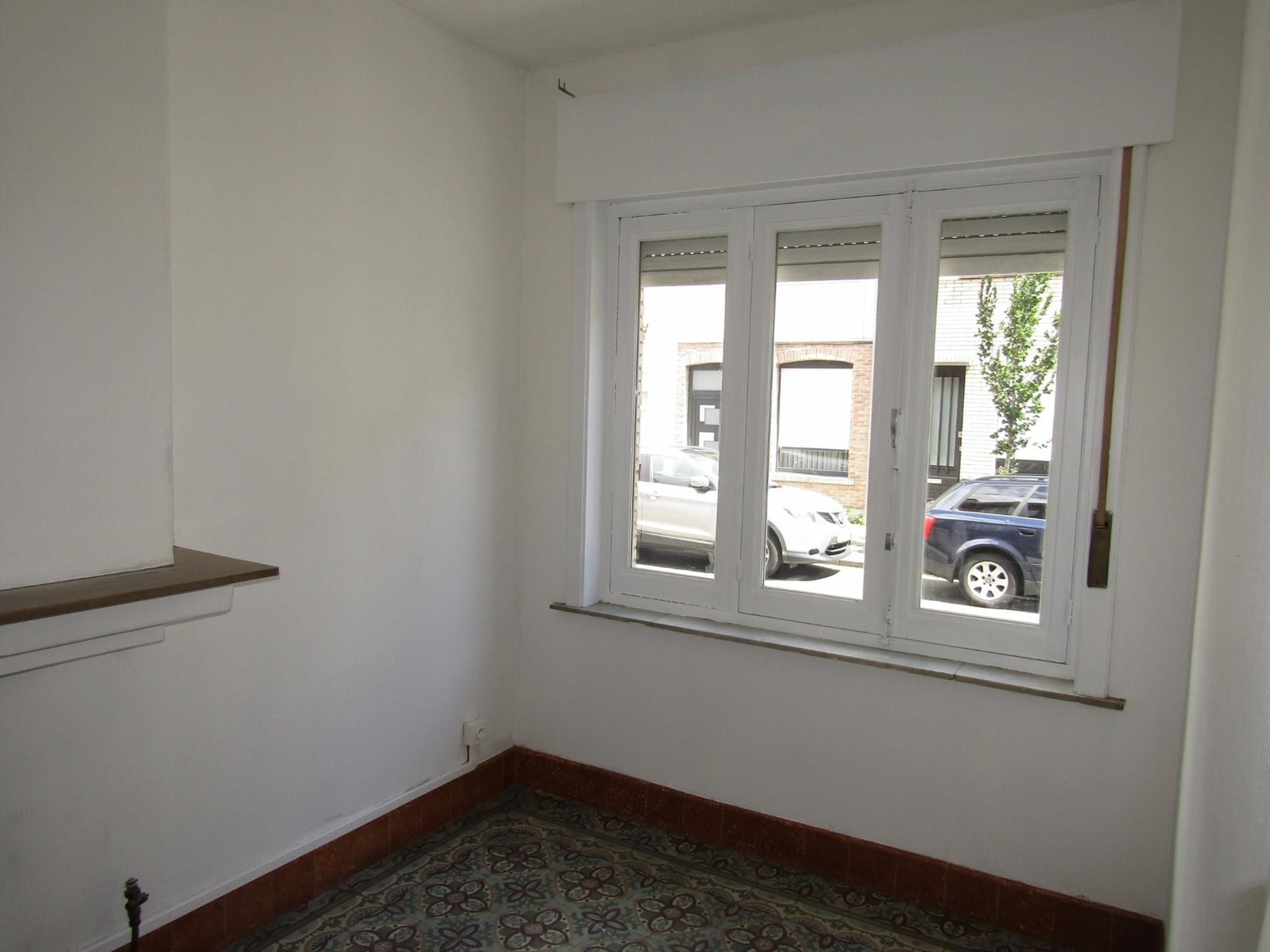 Stadswoning met 3 slpk en tuintje te koop op zeer goede locatiein Kortrijk. foto 5
