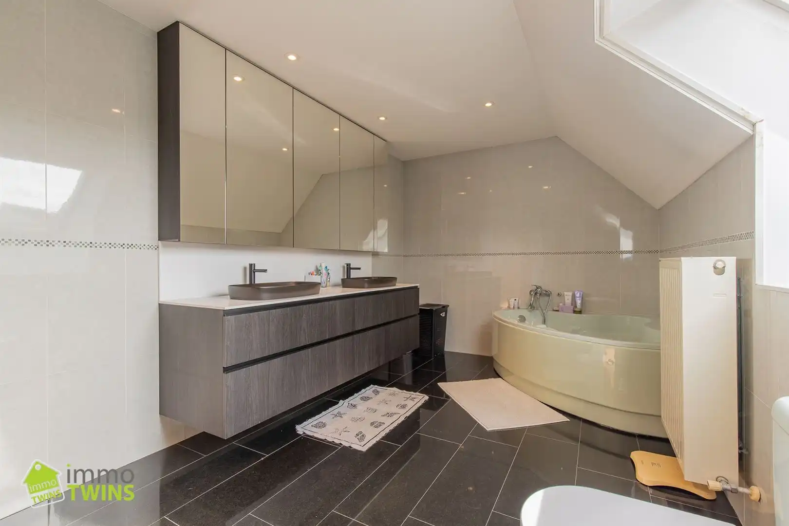 Prachtige instapklare open bebouwing te huur met afgesloten tuin en dubbele garage foto 25