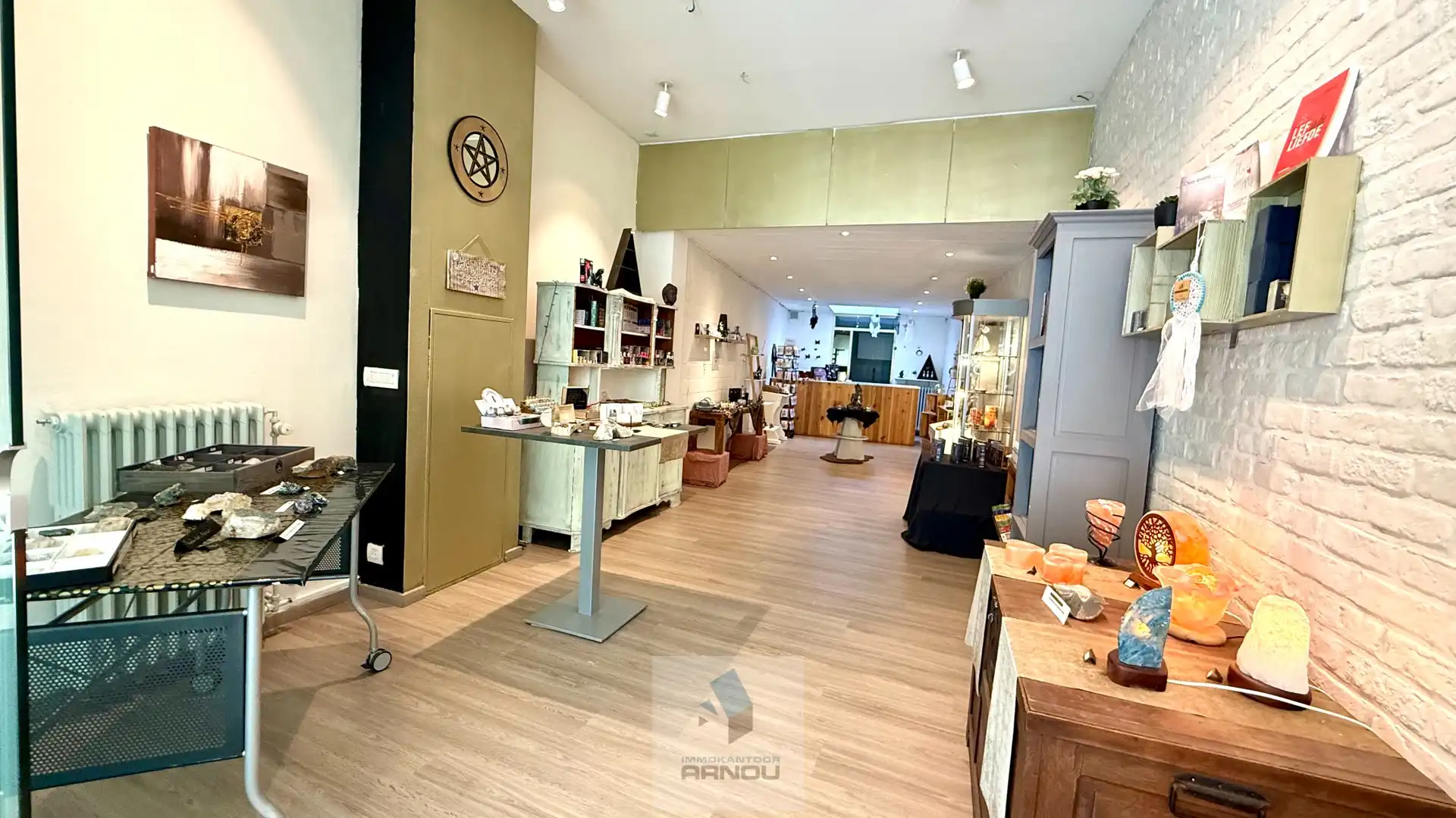 Commercieel gelegen handelsruimte met mooie etalage foto 2