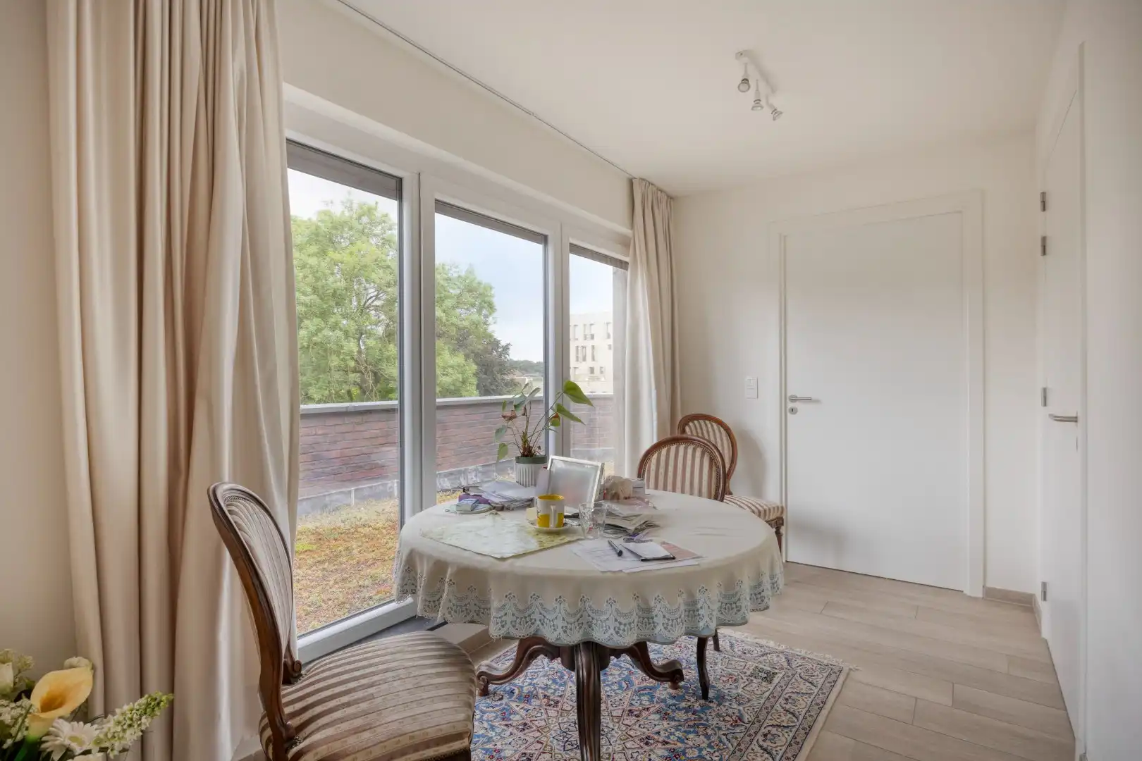 Leuke service flat met 2 SLPKS en terras in het hartje van Mol! foto 9