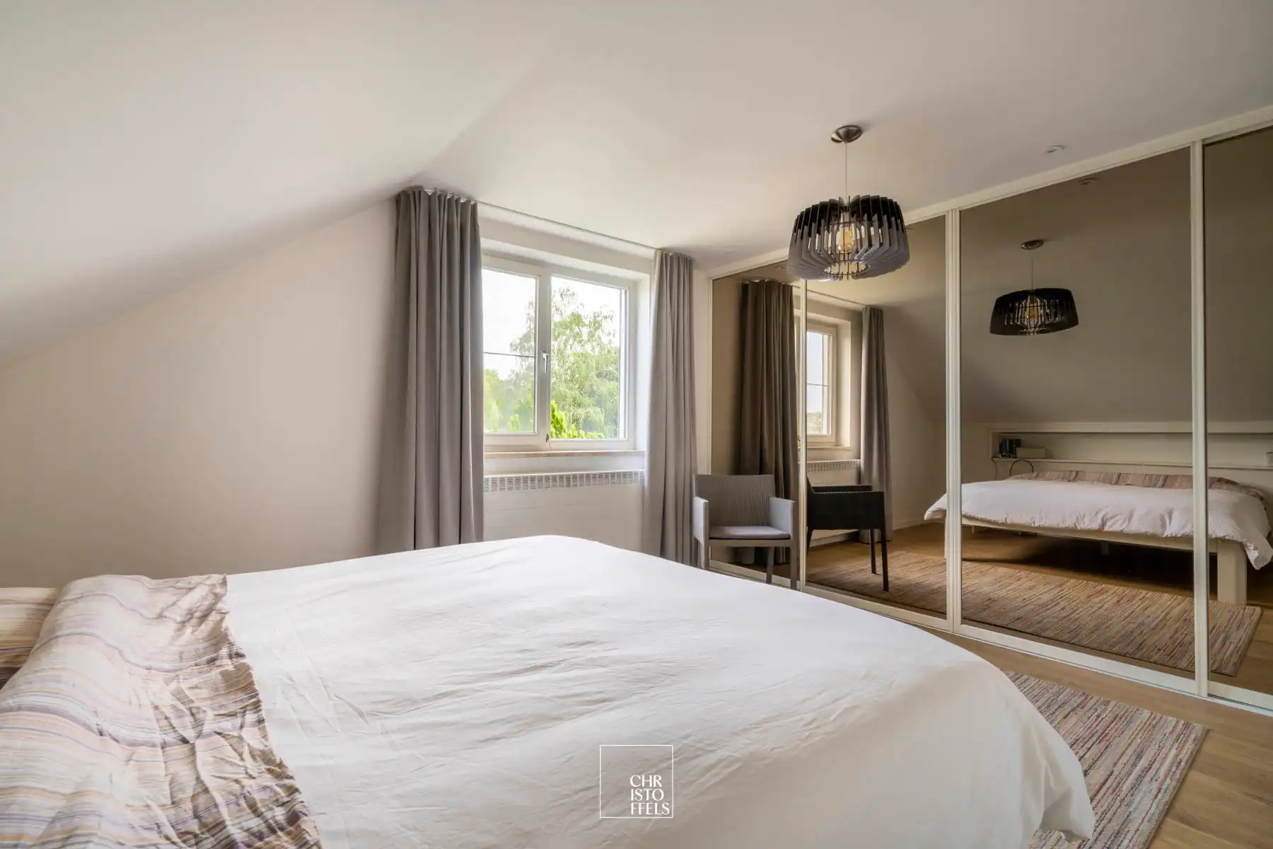 Stijlvol gerenoveerde vrijstaande woning met 3 slaapkamers en 2 badkamers op een perceel van 12a90ca!  foto 20