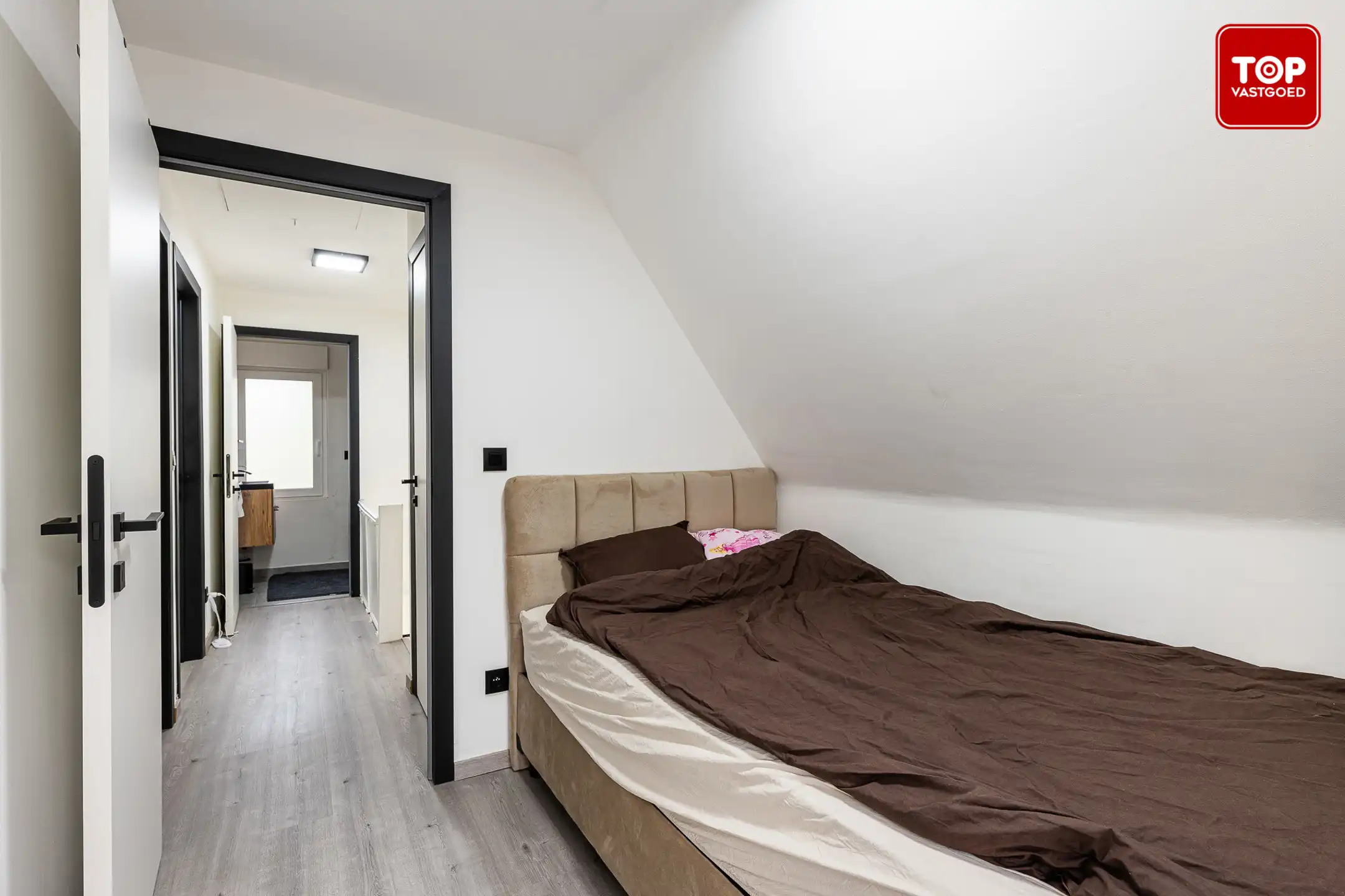 Gerenoveerde open bebouwing met 5 slaapkamers en tuin foto 16