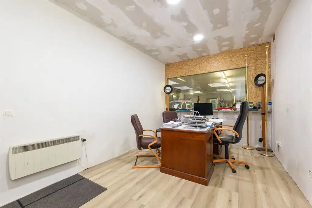 Magazijn met woning foto 9
