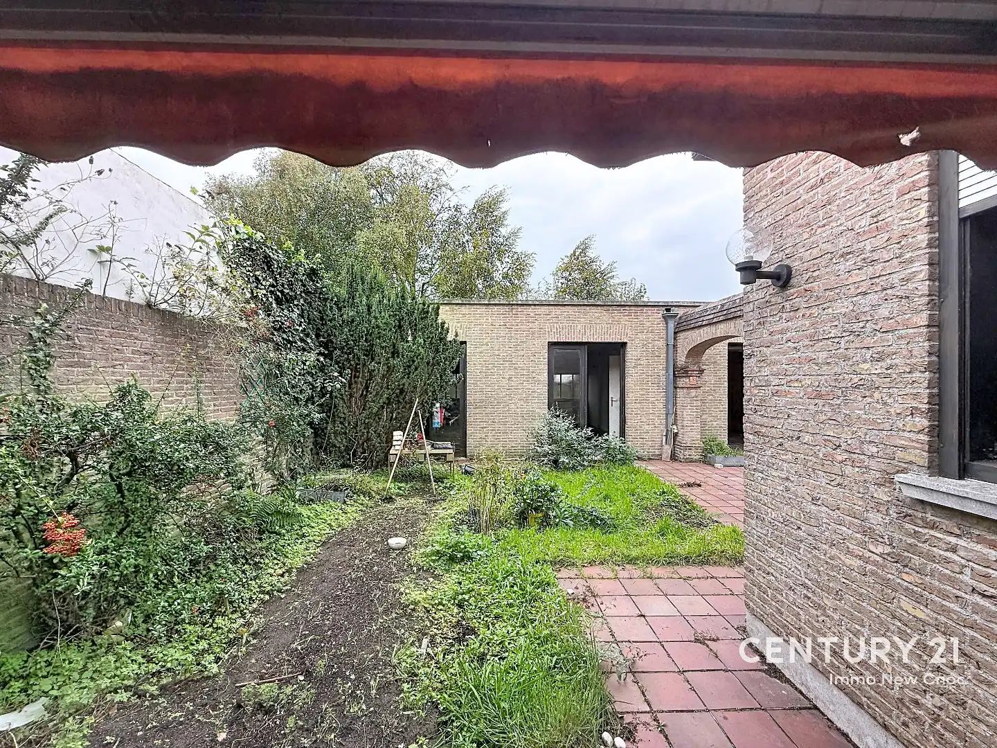 Karaktervolle halfopen woning met ruime bijgebouwen en grote tuin in Sint-Andries foto 16