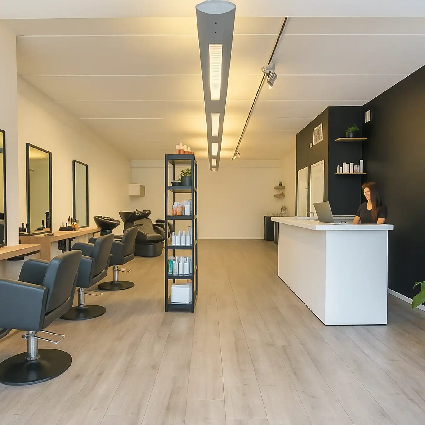 TOPgelegen leuke handelsruimte met 2 parkeerplaatsen!  foto {{pictureIndex}}