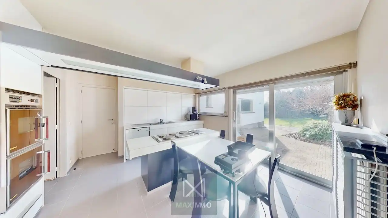 Instapklare halfopen woning met dubbele garage, atelier en ZW-tuin te Rekkem foto 8