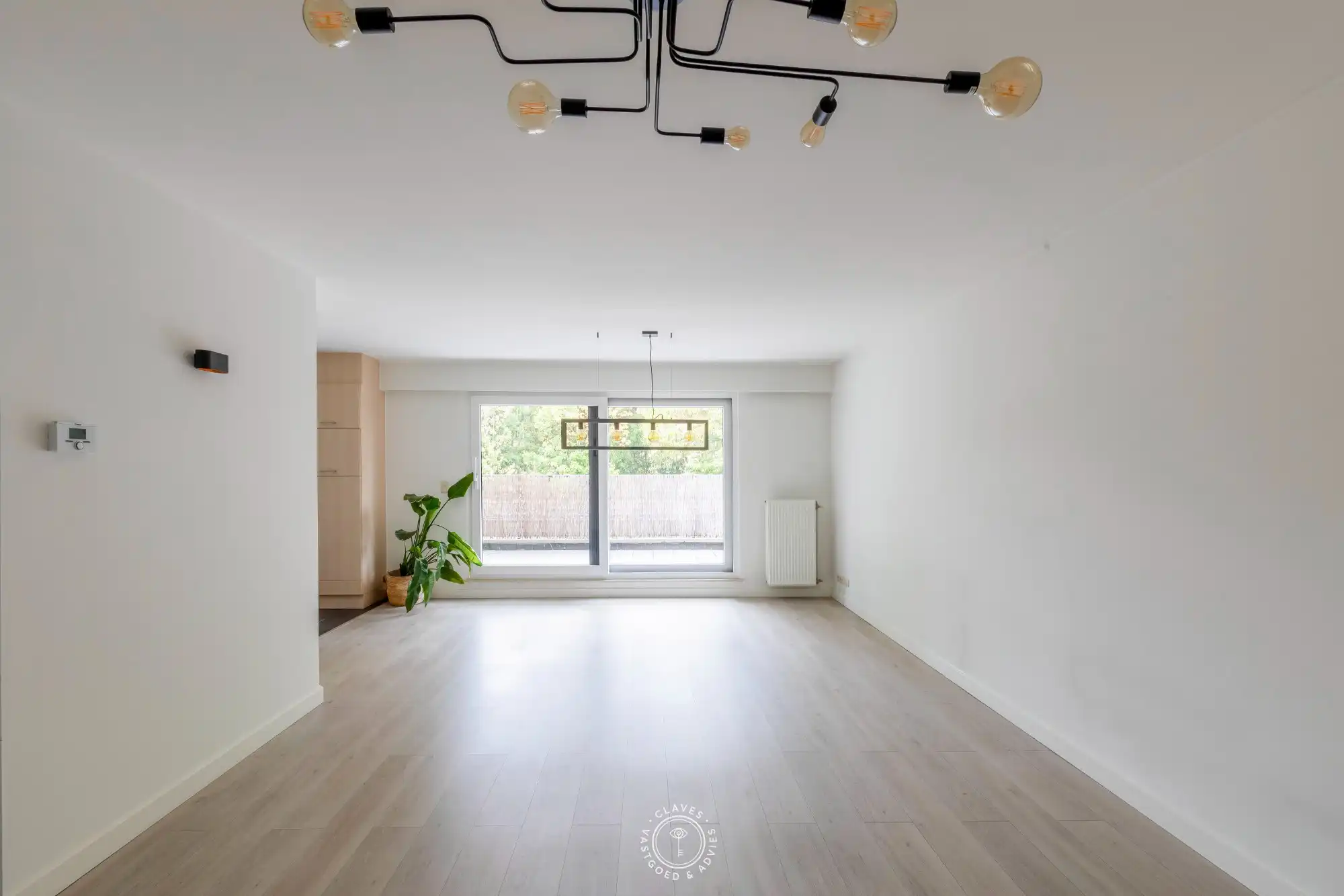 Verzorgd 2 slaapkamer appartement met ruim terras en autostaanplaats foto 3