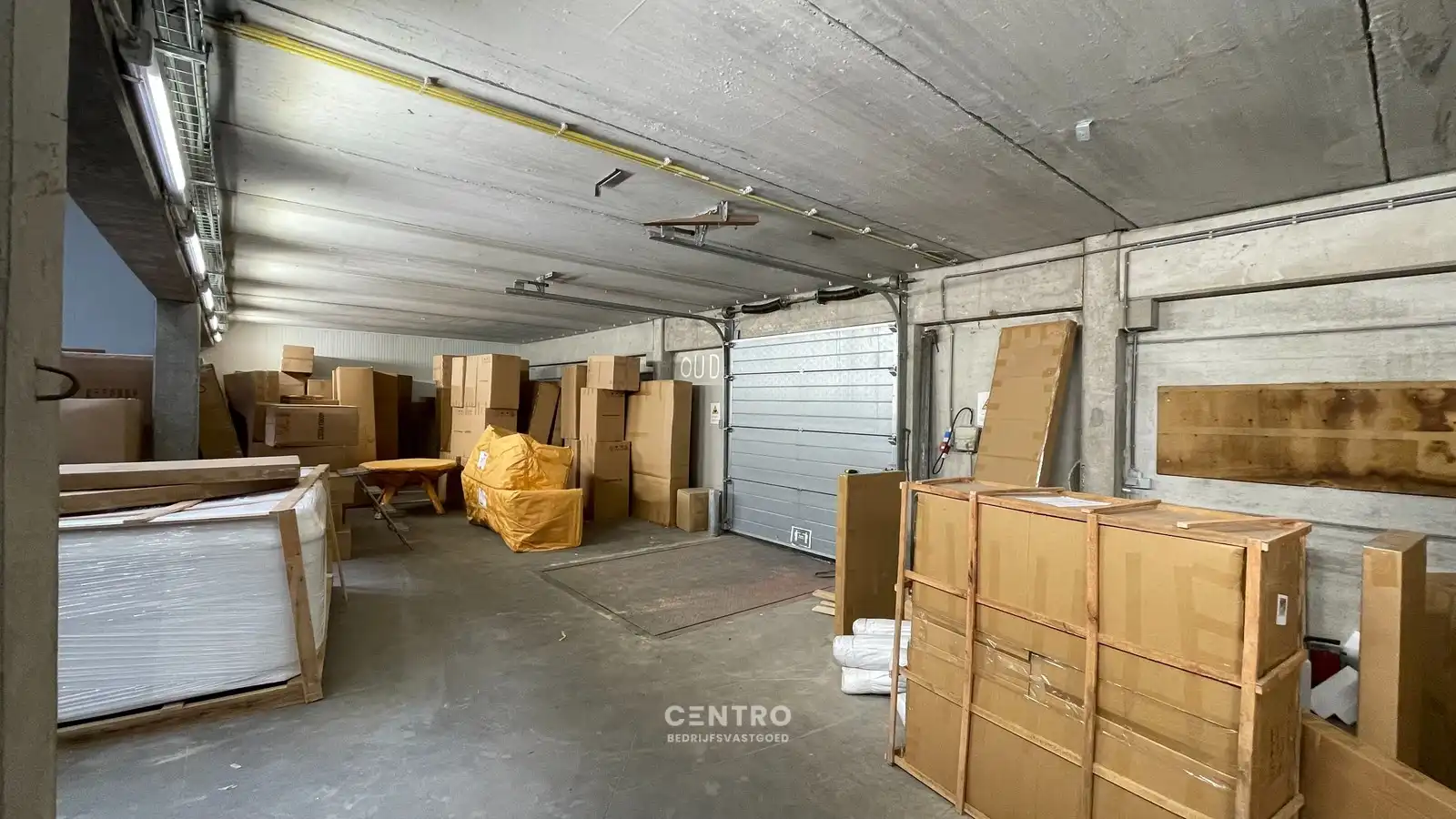 Instapklare MAGAZIJN (1.200m², voorzien van 2 LAADKADEN (met levellers), elektrische sectionaalpoort en verhard terrein (voor- en achterkant) op industriezone te Gistel. foto 9