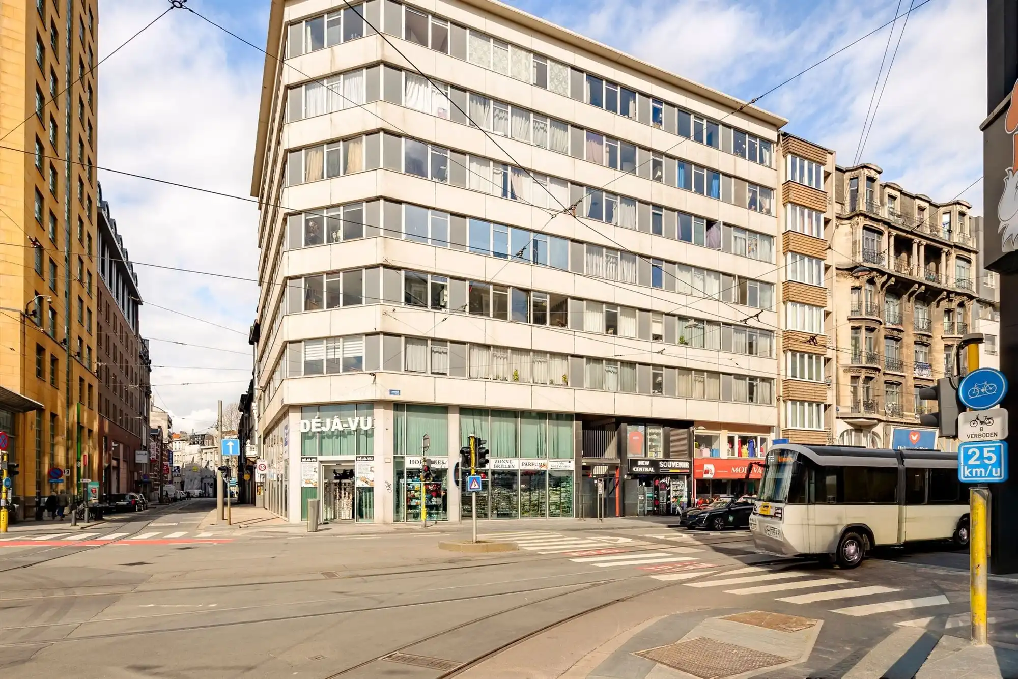 Instapklaar verhuurd appt met 2 slk vlakbij het Centraal Station foto {{pictureIndex}}