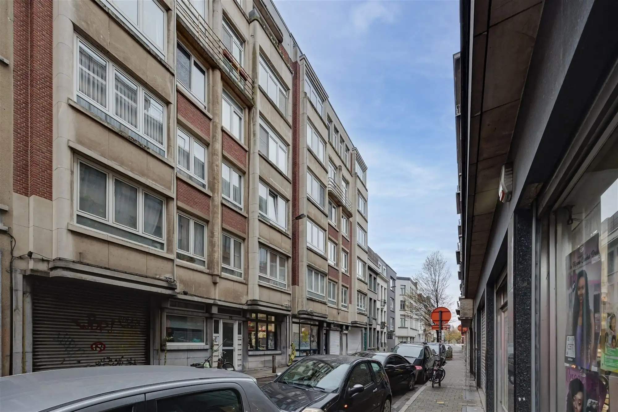 Perfect instapklaar appt met 2 slk + 2 badk vlakbij het Station foto 2