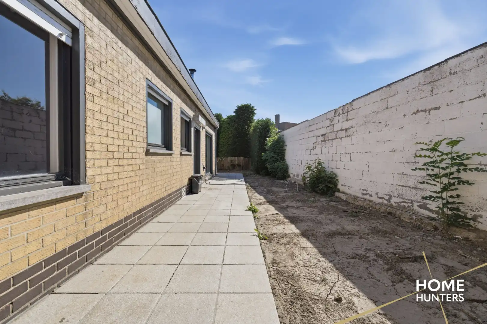 Te renoveren woning met ruime garage en tuin op centrale ligging te Zwevegem foto 3