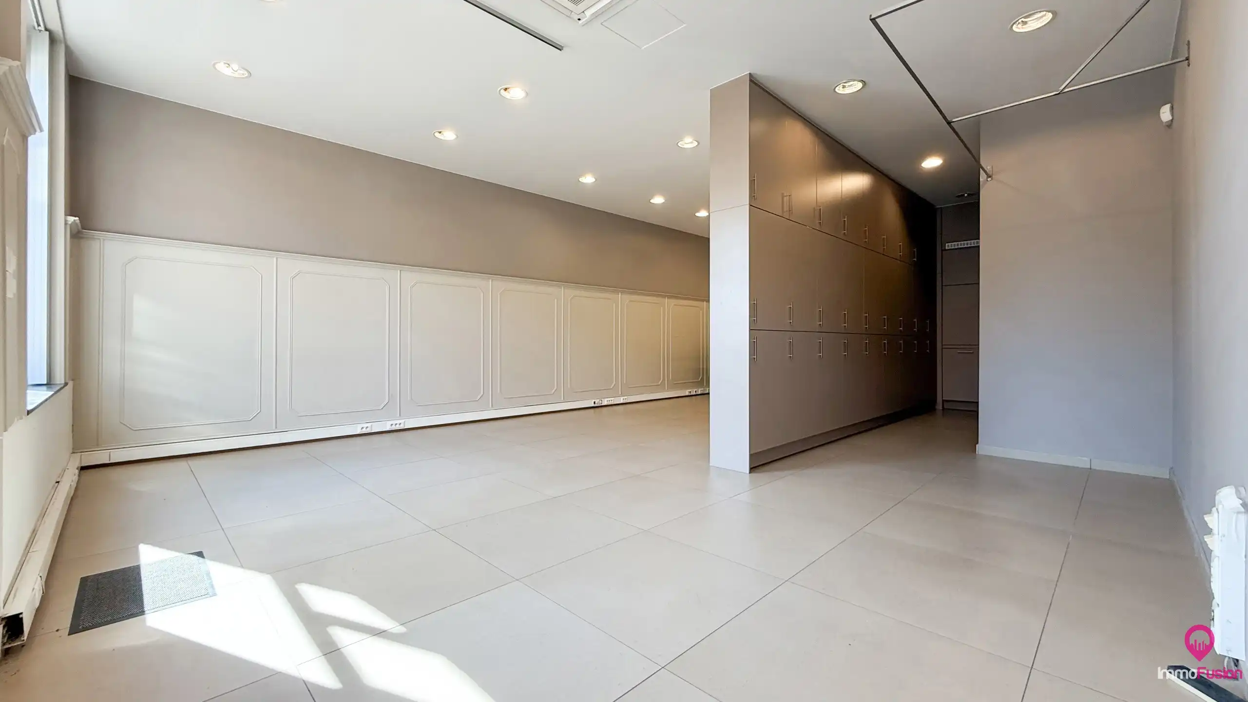 Instapklaar kantoor 71m² met zichtbaarheid centrum Beringen! foto {{pictureIndex}}