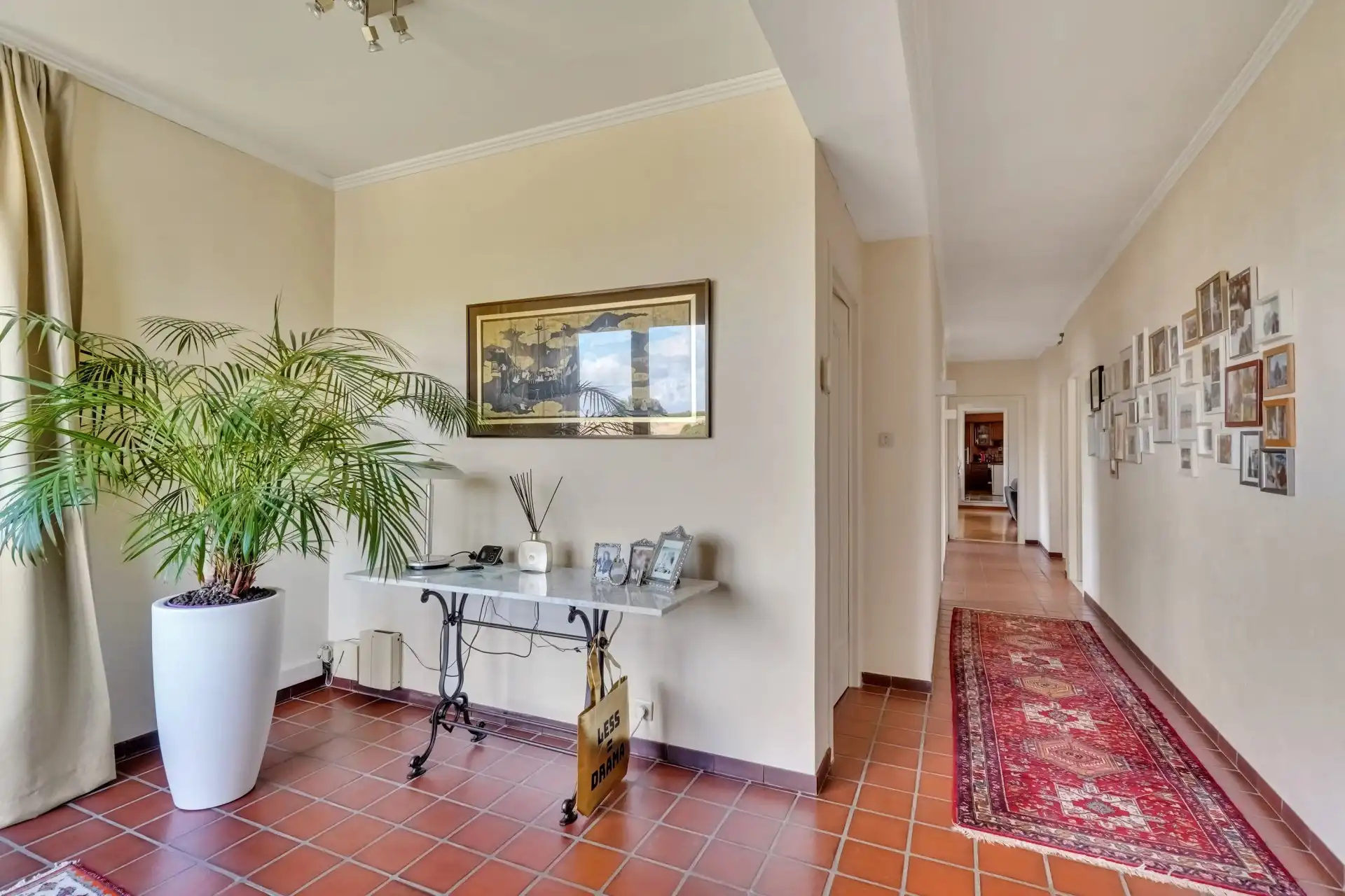 Ruim appartement met 4 slaapkamers foto 2