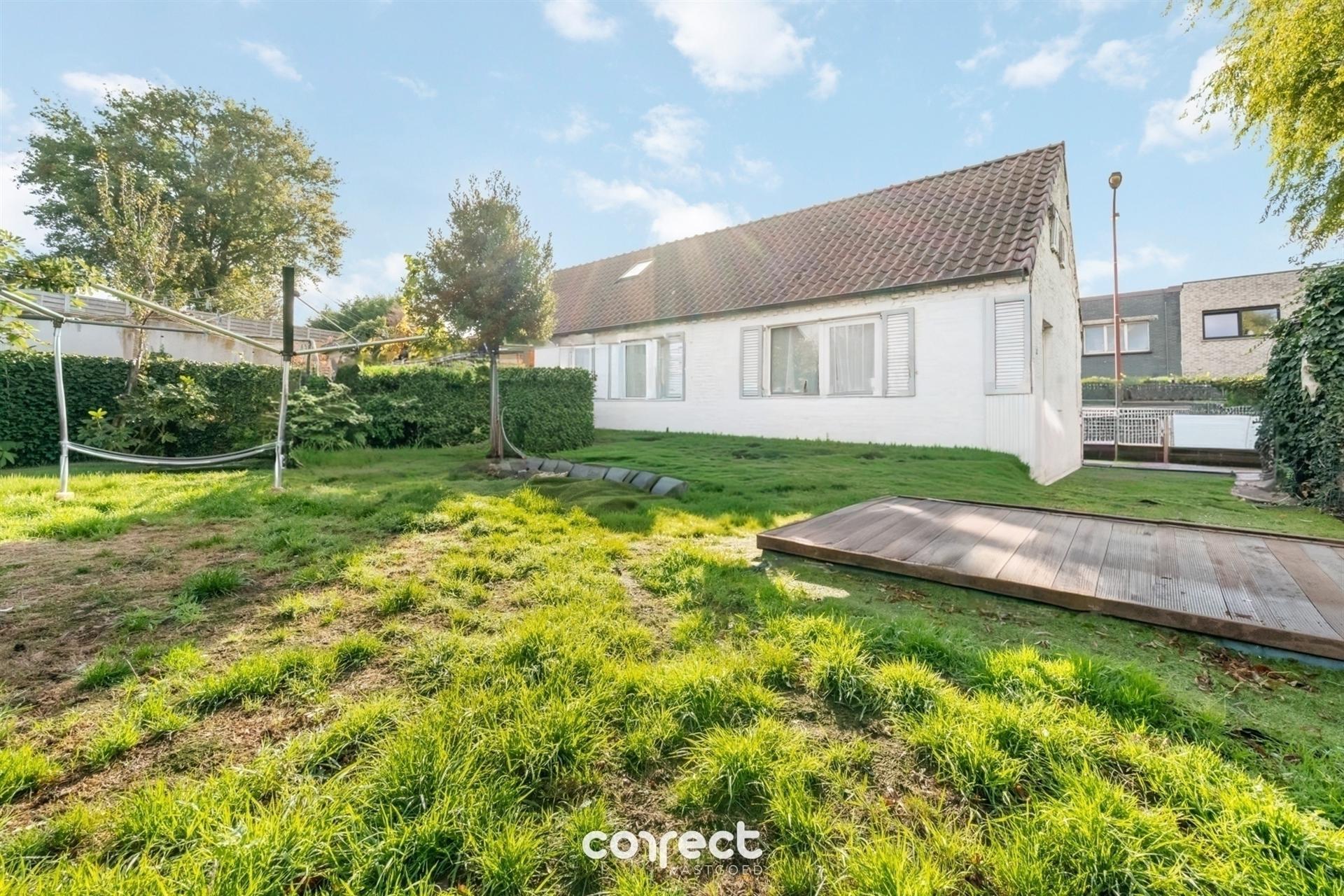 Hoofdfoto van de publicatie: Centraal gelegen open bebouwing op ruim perceel en oprit.