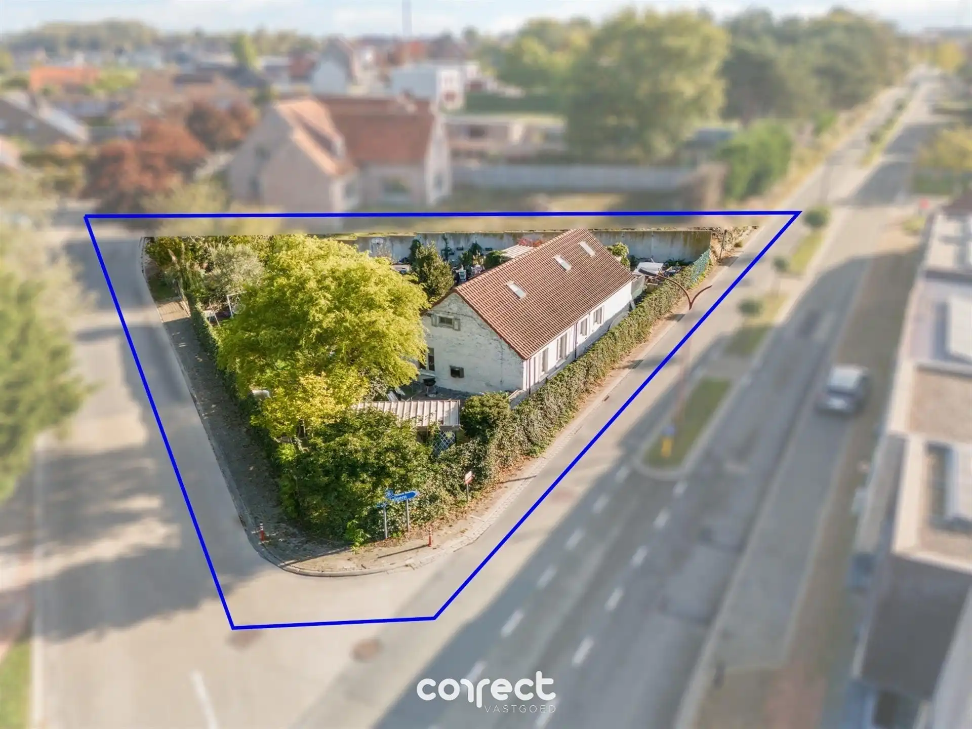 Hoofdfoto van de publicatie: Centraal gelegen open bebouwing op ruim perceel en oprit.