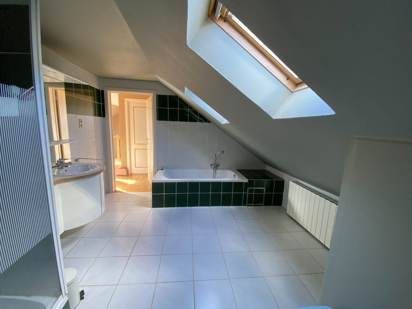 Alleenstaande woning met 4 slaapkamers en grote tuin foto 17