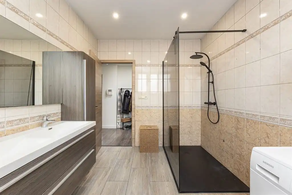 Magazijn met woning foto 28